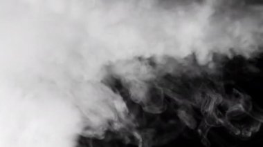 Siyah arkaplanda beyaz duman