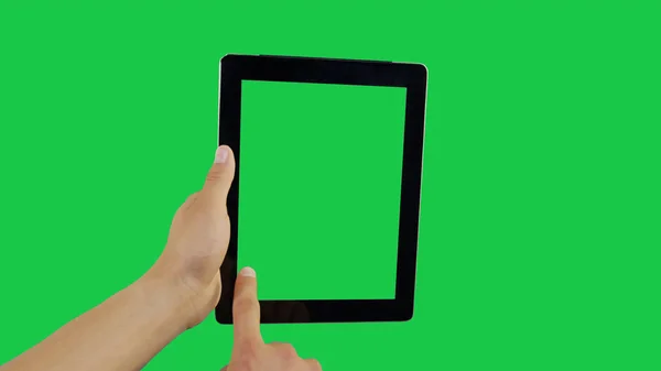 Проведіть цифровий планшет зелений екран — стокове фото