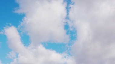 Mavi gökyüzünde beyaz bulutlar