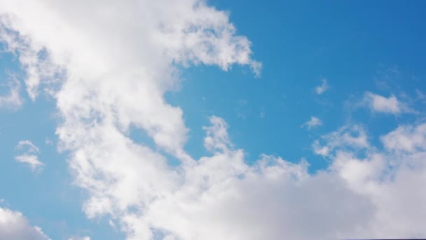 Nuvens brancas no céu azul — Vídeo de Stock