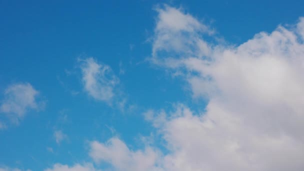 Weiße Wolken am blauen Himmel — Stockvideo