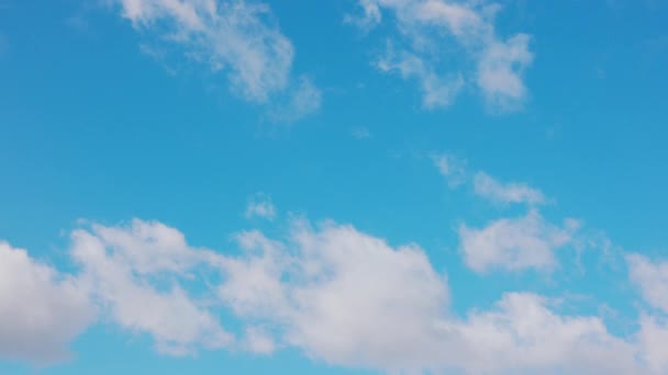 Nuvens brancas no céu azul — Vídeo de Stock