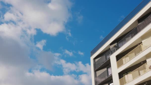 Nuages blancs dans le ciel bleu — Video