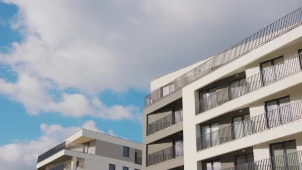 Nubes blancas en el cielo azul — Vídeo de stock