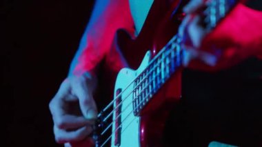 Gitarist Konserde Ödeme