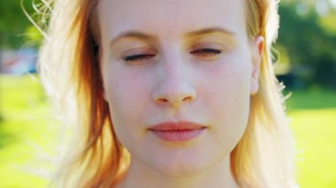 Sarışın bayan. Duygu