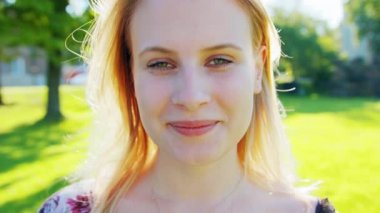 Sarışın bayan. Duygu. Gülümseme