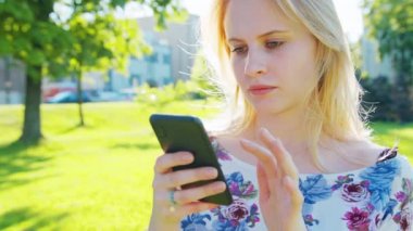 Lady Açık Havada Bir Telefon Kullanma