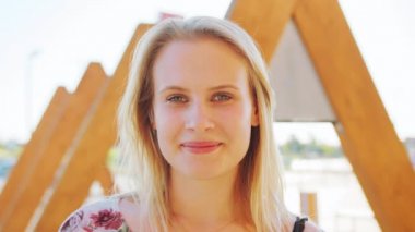 Sarışın bayan. Duygu. Gülümseme