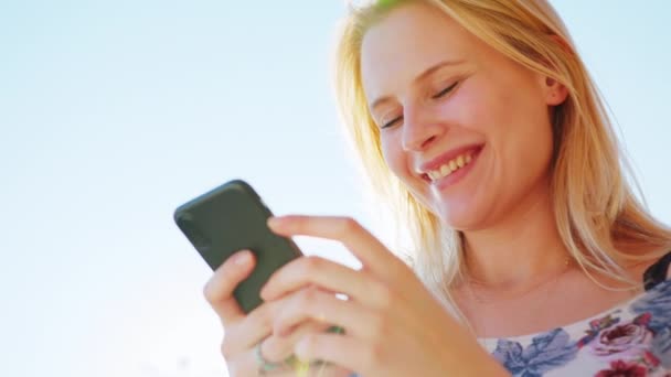 Senhora usando um telefone ao ar livre — Vídeo de Stock