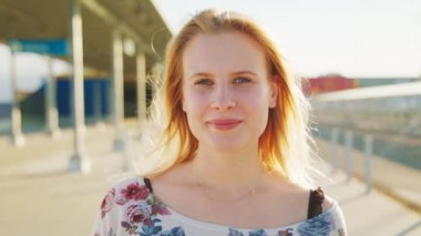 Sarışın bayan. Duygu. Gülümseme