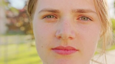 Sarışın bayan. Duygu. Gülümseme