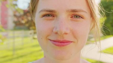 Sarışın bayan. Duygu. Gülümseme