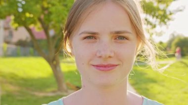 Sarışın bayan. Duygu. Gülümseme