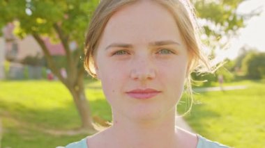 Sarışın bayan. Duygu. Gülümseme