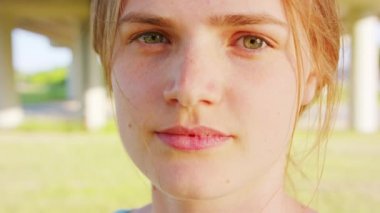 Sarışın bayan. Duygu. Gülümseme