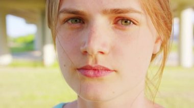 Sarışın bayan. Duygu. Gülümseme