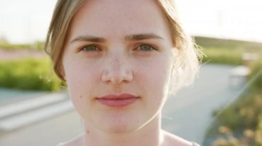 Sarışın bayan. Duygu. Gülümseme