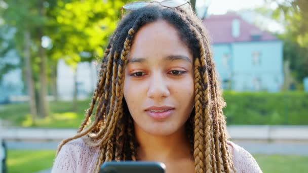 Signora utilizzando un telefono all'aperto — Video Stock