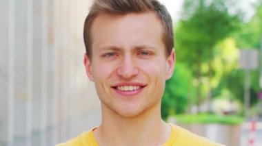 Adam gülümsüyor. Duygu