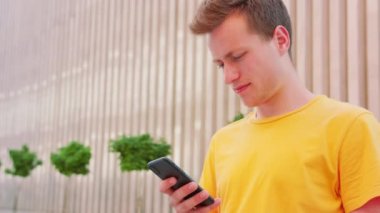 Adam Açık Bir Telefon Kullanma