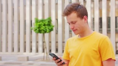 Adam Açık Bir Telefon Kullanma