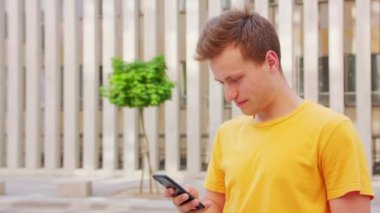 Adam Açık Bir Telefon Kullanma
