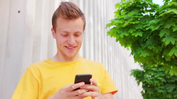 Hombre usando un teléfono al aire libre — Vídeos de Stock