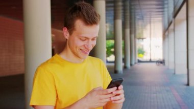 Adam Açık Bir Telefon Kullanma