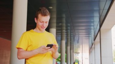 Adam Açık Bir Telefon Kullanma