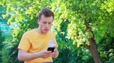 Adam Açık Bir Telefon Kullanma