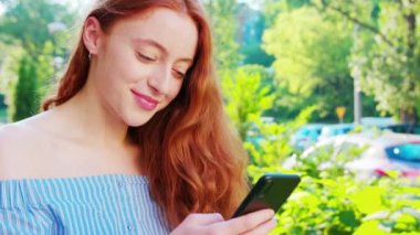 Lady Açık Havada Bir Telefon Kullanma