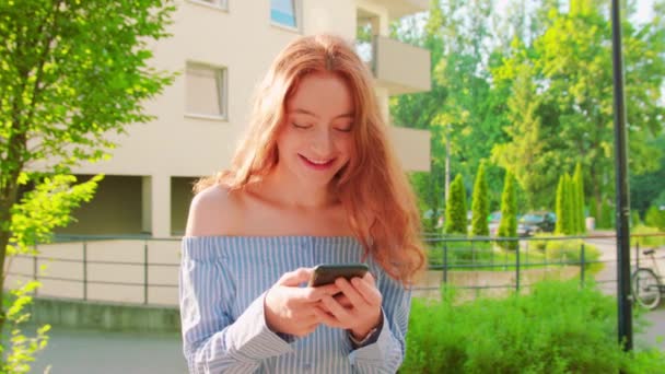 Señora usando un teléfono al aire libre — Vídeo de stock