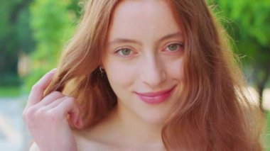 Kızıl saçlı bayan. Duygu. Gülümseme