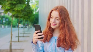 Lady Açık Havada Bir Telefon Kullanma