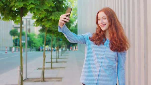 Lady telefon használata a szabadban — Stock videók