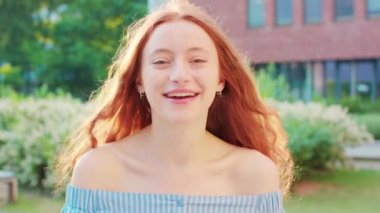 Kızıl saçlı bayan. Duygu. Gülümseme