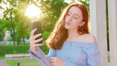 Lady Açık Havada Bir Telefon Kullanma