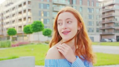 Kızıl saçlı bayan. Duygu. Gülümseme