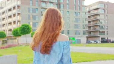 Kızıl saçlı bayan. Yürüyüş