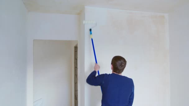 Hombre pintando la habitación — Vídeos de Stock