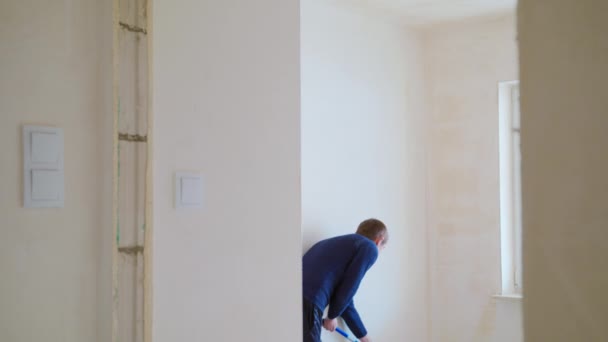 Hombre pintando la habitación — Vídeo de stock