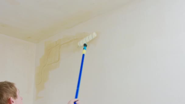 Homem pintando o quarto — Vídeo de Stock