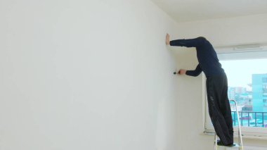 Odayı Tamir Eden Adam