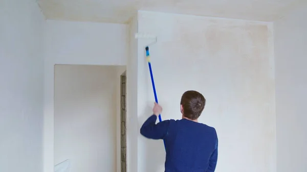 Homem pintando o quarto — Fotografia de Stock