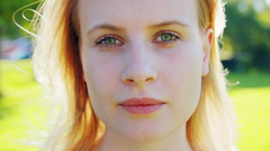 Sarışın bayan. Duygu