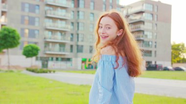 Kızıl saçlı bayan. Duygu. Gülümseme