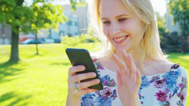 Lady Açık Havada Bir Telefon Kullanma