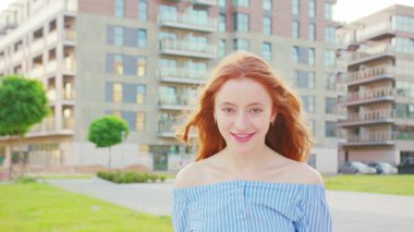 Kızıl saçlı bayan. Duygu. Gülümseme