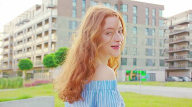 Kızıl saçlı bayan. Yürüyüş